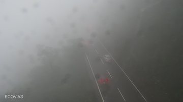 Há neblina e baixa visibilidade em trecho logo após o Pedágio Sistema Anchieta-Imigrantes Estrada com tempo nublado - Reprodução/Ecovias