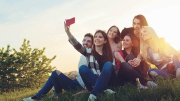 Verdadeiros amigos estarão sempre ao seu lado, nos momentos bons e ruins. Eles nem sempre estarão na sua vida o tempo todo, mas vão estar quando precisar Dia do Amigo: 8 dicas aumentar seu círculo de amizades amigos tirando uma foto - Foto: Divulgação | Tijana87/iStock