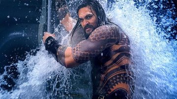 Jason Momoa, 42 anos, como Aquaman, filme de herói da DC Jason Momoa Homem com corpo tatuado no meio da água - Divulgação