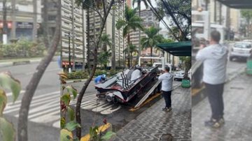 Batmóvel foi guinchado no bairro Gonzaga por uma empresa particular para ser conduzido à São Paulo Batmóvel Batmóvel sendo guinchado - Reprodução