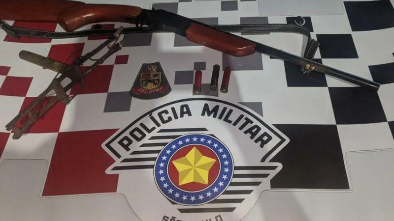 Apreensão de arma no litoral Arma utilizada pelo atirador Arma em cima de uma mesa da Polícia Militar - Divulgação