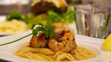 Feira contará também com duas aulas shows por dia Próximo fim de semana tem Feira Gastronômica em Ubatuba Prato de espaguete com camarões - Imagem ilustrativa/Pixabay