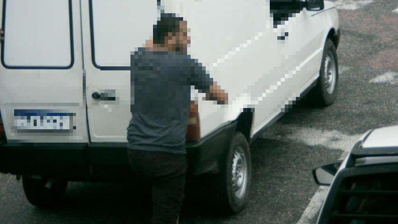 Os dois indivíduos roubaram diversos produtos de um estabelecimento comercial que estavam dentro do caminhão Suspeito de roubar carga de caminhão Homem atrás de um carro - Divulgação
