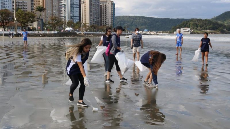 Voluntários recolhendo microlixo nas praias de Santos capa - Em poucas horas, voluntários recolhem 1.400 bitucas de cigarros nas praias de Santos (SP) - Imagem: Divulgação / Raimundo Rosa / Prefeitura de Santos