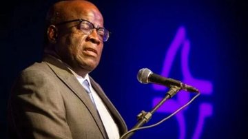 Joaquim Barbosa é ex-ministro do STF e atualmente declarou voto no candidato à Presidência da República, Lula (PT) Joaquim Barbosa Homem com microfone na frente e uma cara de desconfiado - Divulgação