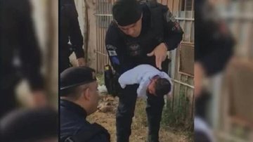 Recém-nascido se engasgou durante a amamentação e logo foi salvo por um militar preparado Manobra de Heimlich Policial realizando manobra de Heimlich em recém-nascido - Divulgação