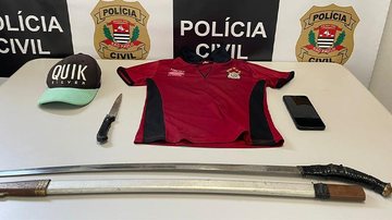 Uma faca, espada, aparelho celular e um boné, utilizados no dia do crime foram apreendidos em junho - Divulgação Polícia Civil