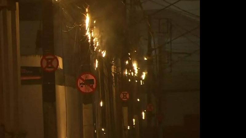 Corpo de Bombeiros conseguiu conter as chamas nos locais afetados Curto-circuito Postes em chamas em Santos - Divulgação