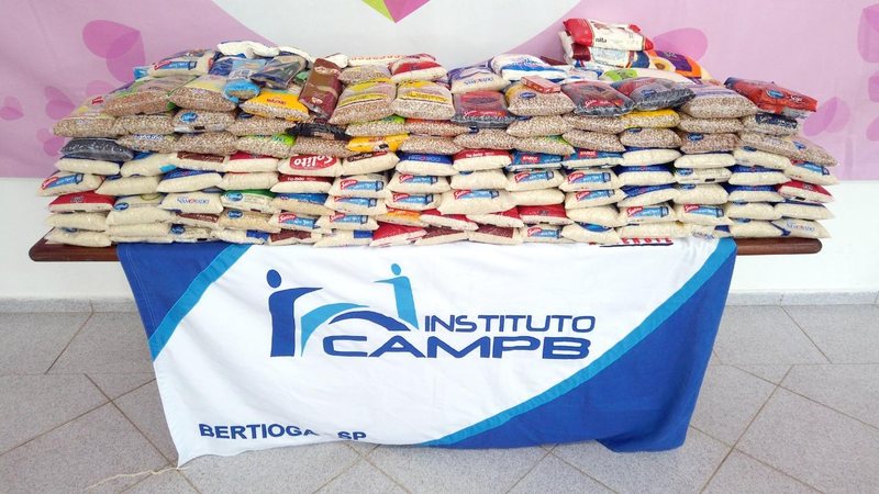 Alimentos foram arrecadados durante o festival 'Câmpzero' realizado em 23 de julho Doações ao CAMPB Pacotes de alimentos na mesa do CAMP de Bertioga - Divulgação