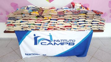 Alimentos foram arrecadados durante o festival 'Câmpzero' realizado em 23 de julho Doações ao CAMPB Pacotes de alimentos na mesa do CAMP de Bertioga - Divulgação