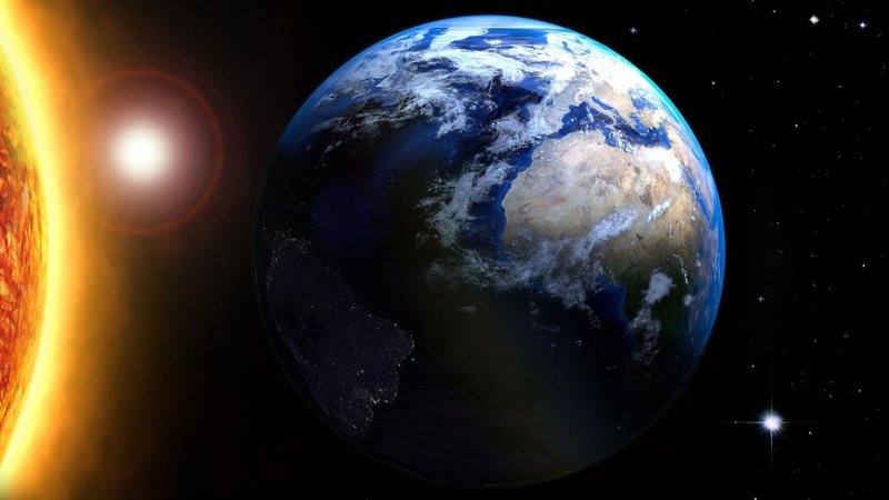Durante o fenômeno, o sol atinge a região equatorial da Terra com mais força Equinócio de Primavera: entenda o fenômeno que marca o fim do inverno e o inicio da primavera Planeta Terra e sol - Reprodução