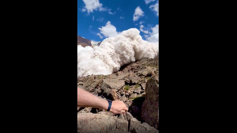 Turista em topo de montanha sendo atingido por avalanche “Pensei que ia morrer”, turista é engolido por avalanche e sai ileso; Vídeo - Imagem: Reprodução / harryshimmin@Instagram