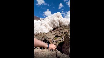 Turista em topo de montanha sendo atingido por avalanche “Pensei que ia morrer”, turista é engolido por avalanche e sai ileso; Vídeo - Imagem: Reprodução / harryshimmin@Instagram