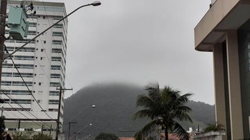 Na manhã deste sábado (10), o cume do Xixová estava encoberto. Será que ele acerta mais uma? Morro em Praia Grande fornece “previsão do tempo” aos moradores e turistas da cidade Xixová visto de rua do bairro Canto do Forte, com o cume encoberto - Esther Zancan