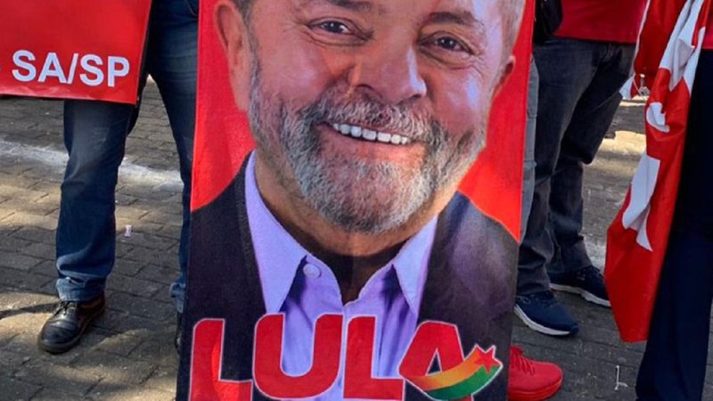 Toalha é vendida de R$ 20,00 a R$ 60,00 na avenida Paulista Toalha do Lula Toalha com a foto do Lula - Divulgação