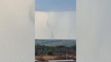 Funil de tornado é visto na Floresta Nacional de Brasília Tornados atingem regiões próximas à Brasília | VÍDEO Funil de tornado é visto no céu da região no entorno de Brasília - Reprodução/Henrique Santillo