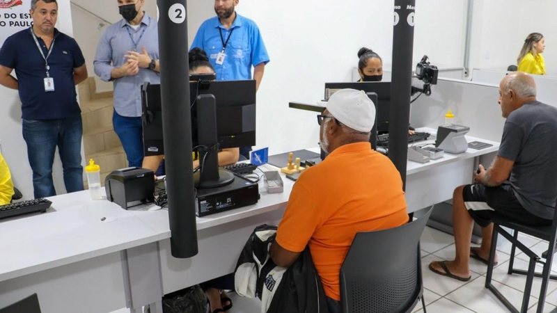 Poupatempo Mongaguá fica localizado na avenida Getúlio Vargas, 88 – Centro Poupatempo inicia atendimentos em Mongaguá Interior do Poupatempo Mongaguá, com pessoas sendo atendidas - Júlio Koema/Prefeitura de Mongaguá