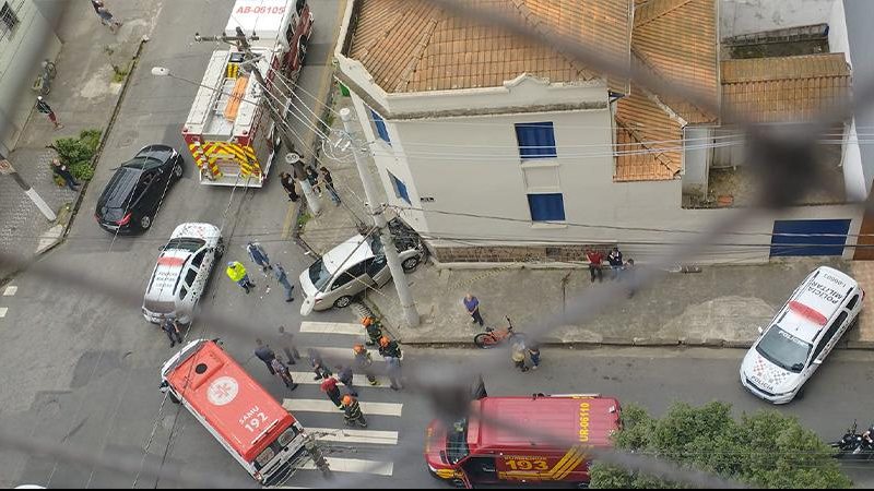 Carros colidem em rua de Santos e moradores disparam: “quase toda semana tem acidente” Acidente Santos - Reprodução Albuquerque Junior