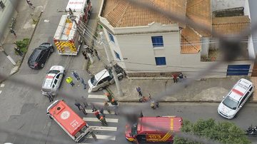Carros colidem em rua de Santos e moradores disparam: “quase toda semana tem acidente” Acidente Santos - Reprodução Albuquerque Junior