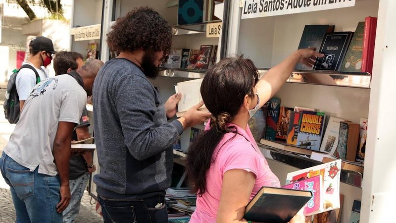 O Leia Santos se expande pela cidade e há pontos de leitura em diversos locais, como postos de saúde e pontos de ônibus, que disponibilizam displays com livros e gibis para leitura gratuita. - Divulgação/Prefeitura de Santos