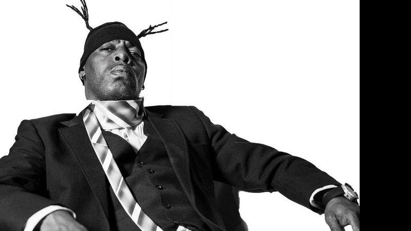 Rapper faleceu aos 59 na casa de um amigo em Los Angeles, Estados Unidos Rapper que faleceu Rapper em foto preto e branco com gravata e touca com hiena - Reprodução