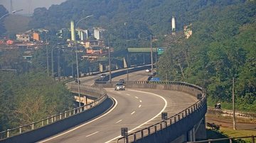 Tempo está bom e com boa visibilidade por todo percurso; na foto, trecho de Cubatão Sistema Anchieta-Imigrantes Sistema Anchieta-Imigrantes sem trânsito e com tempo ensolarado - Reprodução/Ecovias