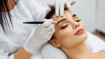Organizado pela Casa da Beleza, o evento contará com diversas atividades de dicas e técnicas modernas de cortes e penteados, unhas, maquiagem, entre outros Bertioga recebe 1º Workshop da Beleza em outubro maquiagem em mulher - Foto: Divulgação