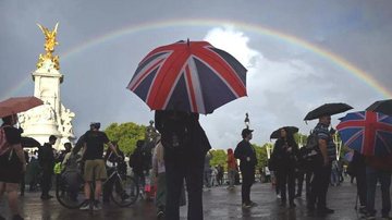Arco-íris apareceu logo após o anúncio da morte de Elizabeth II Arco-íris aparece no céu de Londres logo após anúncio da morte de Elizabeth II. Veja Pessoa com guarda-chuva da bandeira da Grã-Bretanha assiste ao arco-íris próximo ao Palácio de Buckingham - Daniel Leal/AFP/MetSul