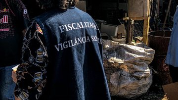 Agente da força-tarefa durante fiscalização Cidade do litoral de SP realiza força-tarefa para coibir receptação de produtos roubados - Imagem: Divulgação / Prefeitura de Bertioga