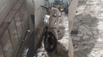 Moto furtada na última quarta-feira (20), com placa: DRQOB49 Moto furtada Moto bege estacionada em garagem - Arquivo Pessoal