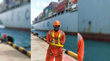Estivador trabalha apenas a bordo auxiliando nas operações do porto Estivador Estivador com uniforme em frente a um porto - Pixabay