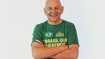 Luciano Hang é dono da rede de lojas Havan e foi convidado por Jair Bolsonaro (PL) para comparecer ao desfile Luciano Hang Homem careca com uma camiseta verde e a frase 'O Brasil que queremos' - Reprodução