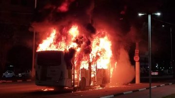 Ônibus municipal durante incêndio em avenida de São Vicente Incêndio destrói ônibus em São Vicente (SP) Ônibus pegando fogo em avenida de São Vicente - Imagem: Marcelo Guedes