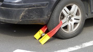 Úma média de dois veículos é roubado ou furtado diariamente em Praia Grande capa - Roubos e furtos de veículos sobem em Praia Grande (SP) Carro com roda bloqueada por aparelho - Imagem: Christine Schmidt / Pixabay