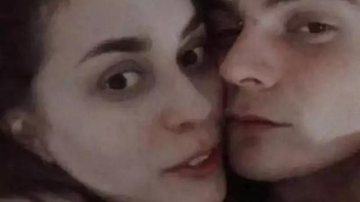 Os dois pretendem se casar e adotar uma criança Irmãos namorando Um homem e uma mulher próximos para uma 'selfie' - Reprodução