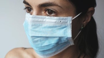 Em junho, 5.750 pessoas foram até uma das três UPAs de Santos apresentando sintomas de doenças respiratórias Atendimentos a sintomas gripais aumentam 115% nas UPAs de Santos Mulher branca com máscara de proteção facial - Pixabay
