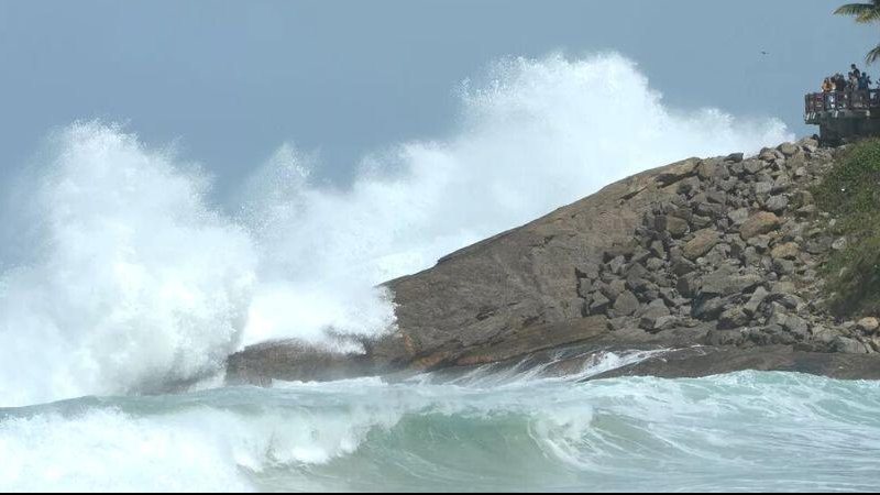 Fortes ondas batem nas pedras no mar do Rio de Janeiro Ciclone extratropical provoca ondas de até 4 metros no Rio de Janeiro. Veja fotos - TOMAZ SILVA/AGÊNCIA BRASIL/EBC