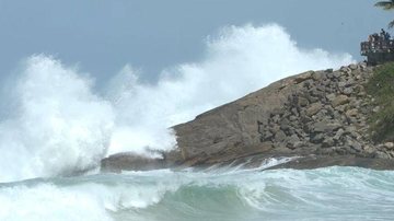 Fortes ondas batem nas pedras no mar do Rio de Janeiro Ciclone extratropical provoca ondas de até 4 metros no Rio de Janeiro. Veja fotos - TOMAZ SILVA/AGÊNCIA BRASIL/EBC
