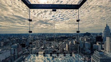 Sampa Sky permite visão da cidade de São Paulo a 150 metros de altura Mirante no 42º andar em SP reabre após troca de piso de vidro que trincou Vista da cidade de São Paulo direto do mirante do Sampa Sky - Reprodução/Site Sampa Sky