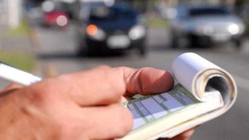 Quitação dos débitos poderá ser feita em até 12 vezes, por cartão de crédito Motoristas poderão parcelar multas de trânsito em até 12 vezes em Santos Pessoa aplicando multa - Reprodução