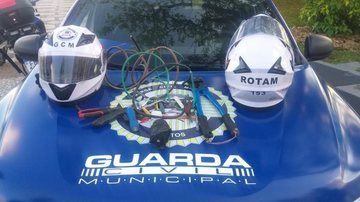 Casal foi flagrado pela GCM de Santos em plena tarde de segunda-feira (22) Casal é preso furtando fiação na orla de Santos em plena luz do dia Fios e ferramentas apreendidas em cima de capô de viatura da GCM de Santos, com capacetes da corporação - Divulgação/Prefeitura de Santos