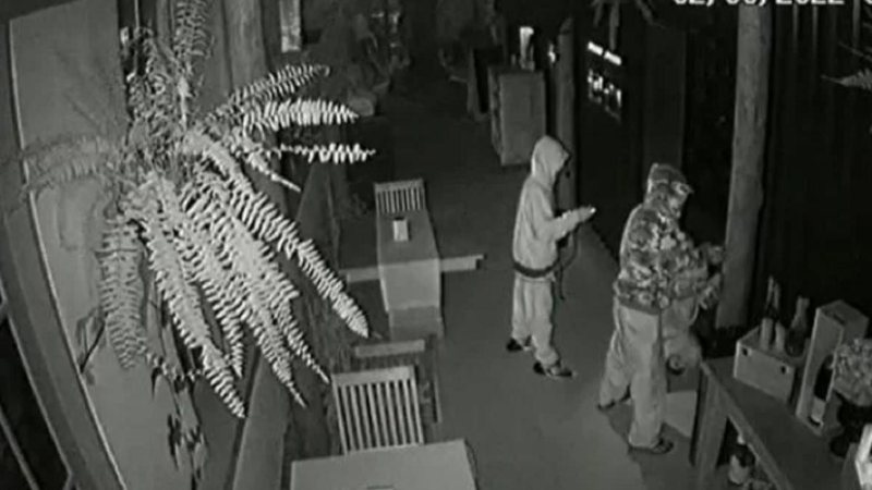 Ao menos três homens participaram do crime em SC Ladrões em SC Imagens de ladrões nas câmeras de segurança - Reprodução