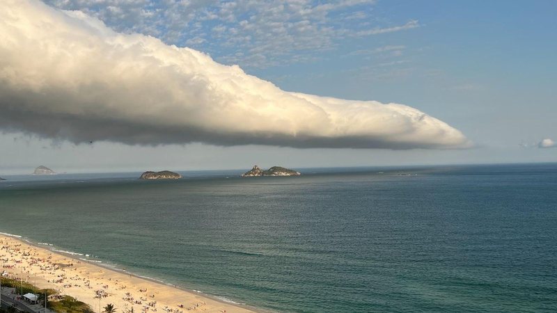 Nuvem rolo sobre a Barra da Tijuca, no Rio de Janeiro Vídeo mostra como nuvem rolo tomou conta  do litoral de SP - Marcio Araujo/MetSul