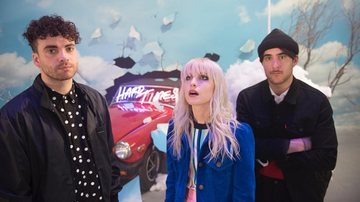 Banda lançará mais duas músicas antes do álbum: Tonight e Leave the House Paramore Três jovens, uma menina no meio com jaqueta azul e dois homens - um ao lado direito e outro ao lado esquerdo - ambos com jaqueta preta - Divulgação