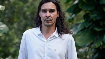 André segue com tornozeleira em sua residência no Rio de Janeiro, onde mora com a esposa Daniele Winits, também atriz André Gonçalves Homem de cabelo preto comprido e camisa branca - Divulgação