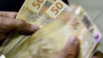 Valor será pago automaticamente para quem é cadastrado Dinheiro Várias notas de R$ 50,00 - © Marcello Casal Jr/Agência Brasil