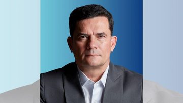 Sérgio Moro venceu a disputa para senador pelo Paraná neste domingo Sérgio Moro Sérgio Moro posando sério para a foto com fundo azul - Divulgação