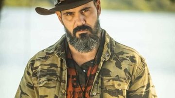 Juliano Cazarré como Alcides na novela, Pantanal, das 21h da TV Globo Juliano Cazarré Homem com barba grande e preta e chapéu de 'cowboy' - Divulgação