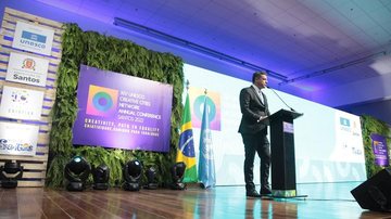 Prefeito de Santos, Rogério Santos, durante discurso de encerramento Santos: Conferência das Cidades Criativas da Unesco termina com compromisso contra a desigualdade Prefeito de Santos, Rogério Santos, em palco fazendo discurso - Imagem: Divulgação / Isabela Carrari / Prefeitura de Santos