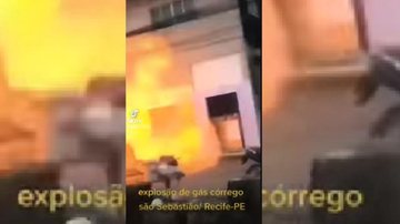 Moradores da região filmaram o momento em que o gás explode em uma residência Explosão Explosão em uma residência - Reprodução